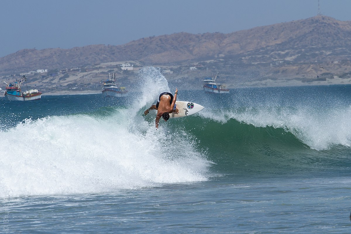 Surfista en Máncora, Perú