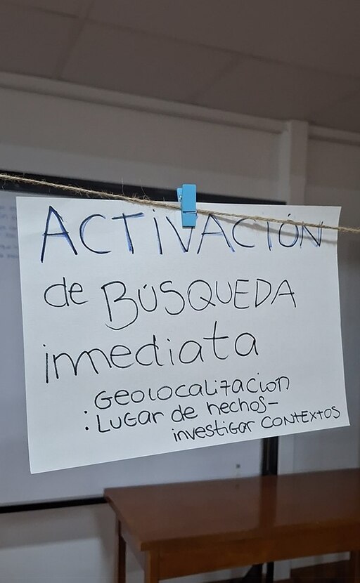 Instalación del cordel de memoria. Encuentro en Tu Nombre (presencial Cusco). Foto de Jesedmateo, CC BY-SA 4.0. Registro disponible en Wikimedia Commons